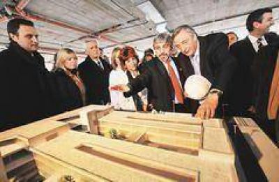 Kirchner dijo que no copiar� a Ch�vez, pero festej� un Estado "due�o de Nordelta"