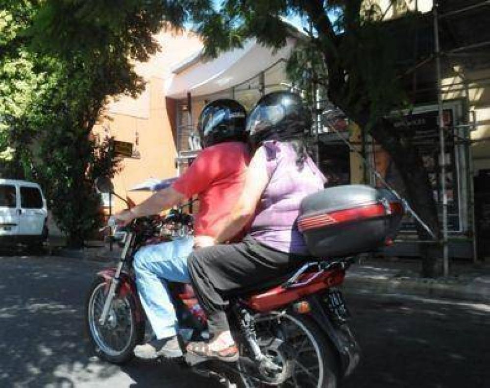 Llevate la moto con el casco puesto