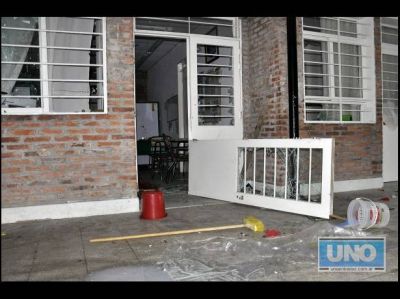 Provocaron importantes da�os materiales en la Escuela Baxada de Paran�