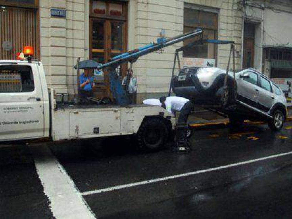 La gr�a comenz� a llevarse veh�culos mal estacionados en Paran� 