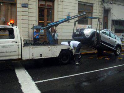 La gr�a comenz� a llevarse veh�culos mal estacionados en Paran� 