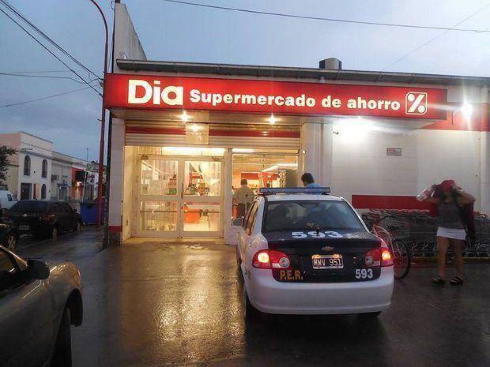 Detienen a una pareja con un beb� por robar mercader�a en un super