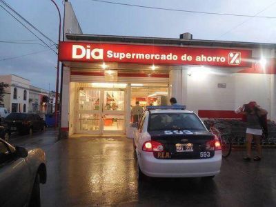 Detienen a una pareja con un beb� por robar mercader�a en un super
