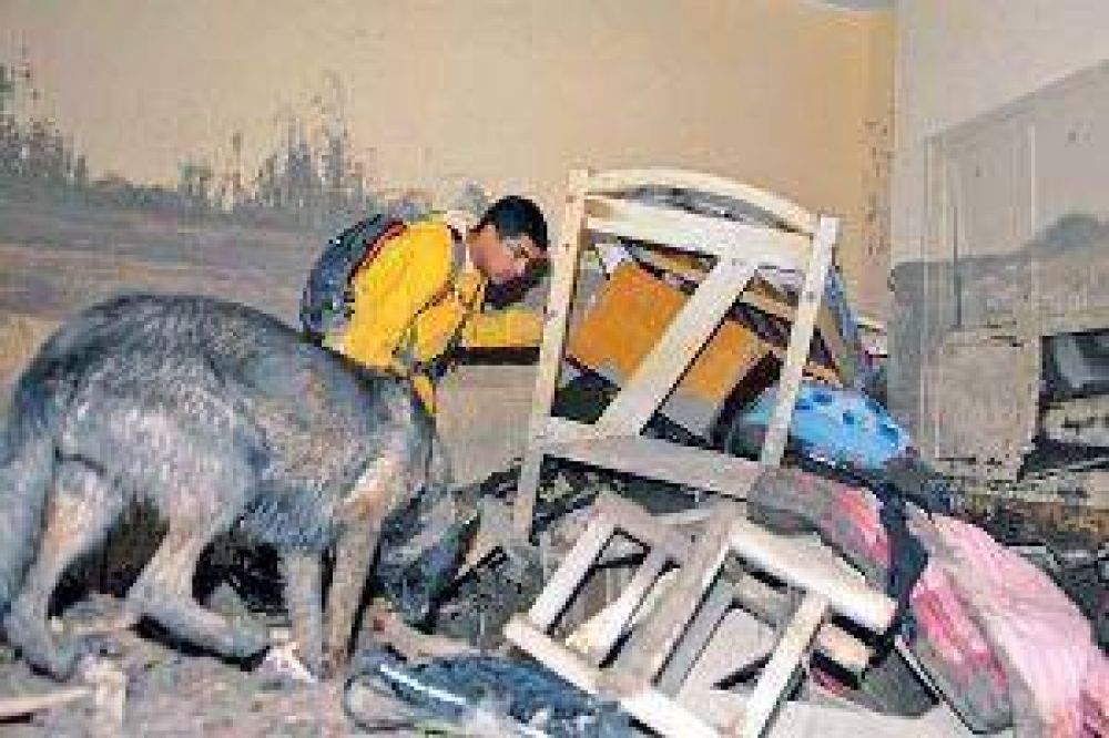 Hallan dentro de la propia casa el celular de la joven santiague�a desaparecida