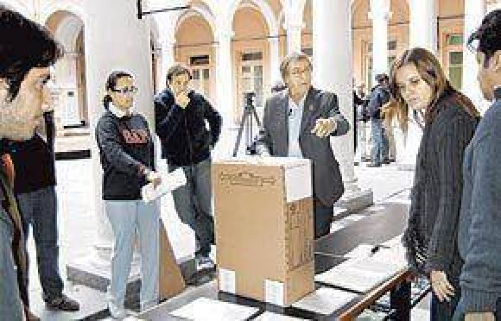 Por temor al fraude, la oposici�n recluta fiscales por TV e internet