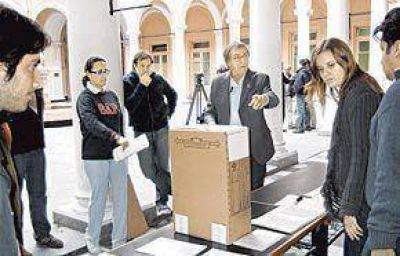 Por temor al fraude, la oposici�n recluta fiscales por TV e internet