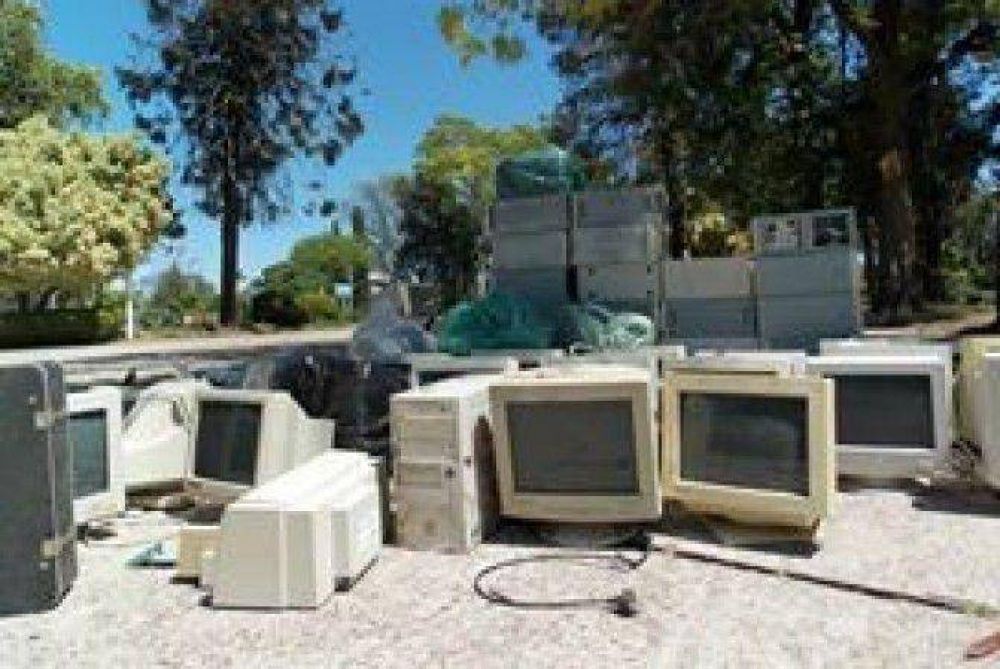 Recolectan chatarra electr�nica