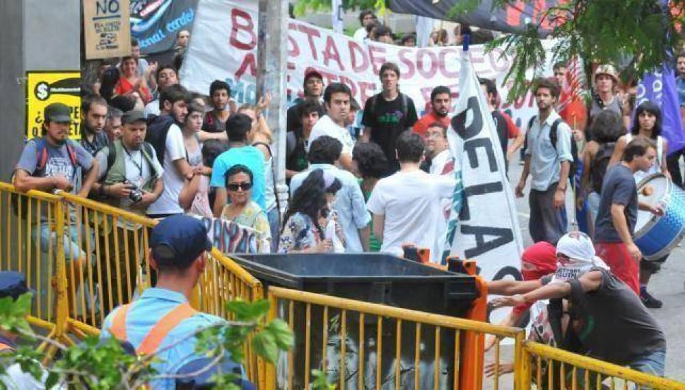 Boleto: con pol�mica y protestas, la UCR aprob� la suba a $ 5,30
