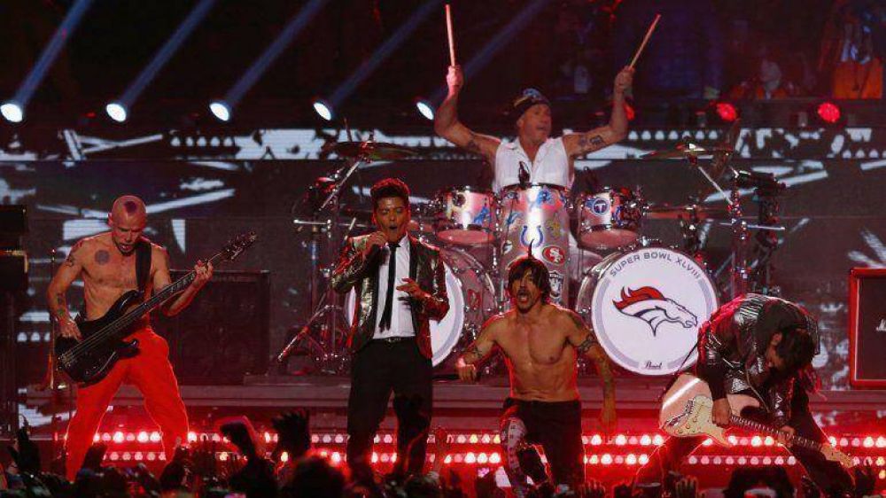 Los Red Hot Chili Peppers confesaron que hicieron playback en el Super Bowl
