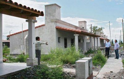  El gobierno contruye viviendas en Campo Quijano ejecutadas por el IPV