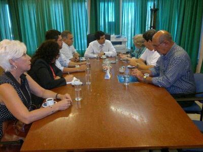 El gobierno recibe apoyo del Centro Comercial e Industrial