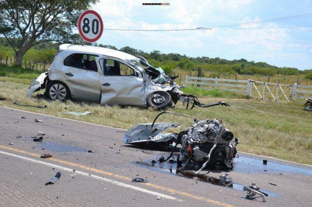 Vivos de milagro tras impactar de frente contra un cami�n