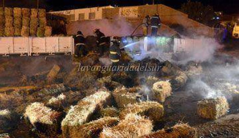Incendian un cami�n con fardos de pasto