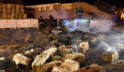 Incendian un cami�n con fardos de pasto