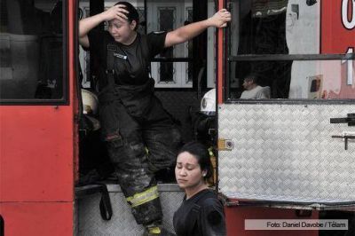 Al menos nueve bomberos muertos y ocho heridos graves por un incendio y derrumbe en un dep�sito de Barracas