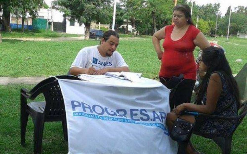 Salen a los barrios a anotar beneficiarios para el plan que otorga a estudiantes 600 pesos por mes