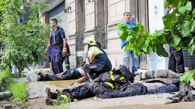 Nueve bomberos muertos: los aplast� un muro en un incendio