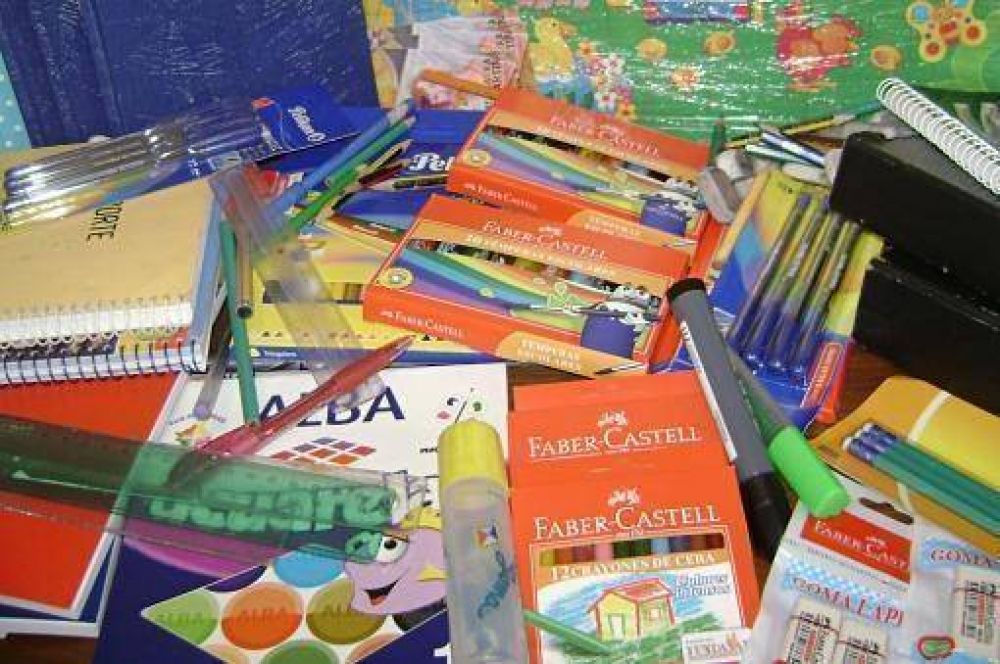 Libreros repudian a los medios por sus dichos sobre la canasta escolar