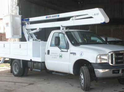 La Cooperativa El�ctrica present� estos dos nuevos m�viles para el servicio