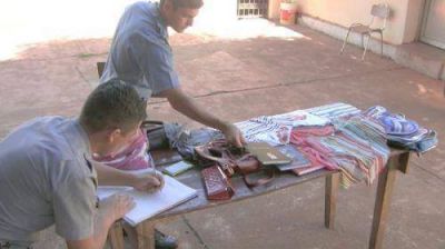 Detenidas por sustraer prendas de vestir y �tiles escolares de un comercio 