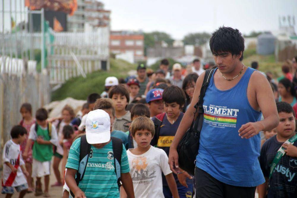 M�s de 400 chicos disfrutaron de las playas de Punta Mogotes