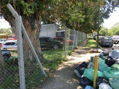 VECINOS RECLAMAN POR EL ALAMBRADO DE UNA PLAZA