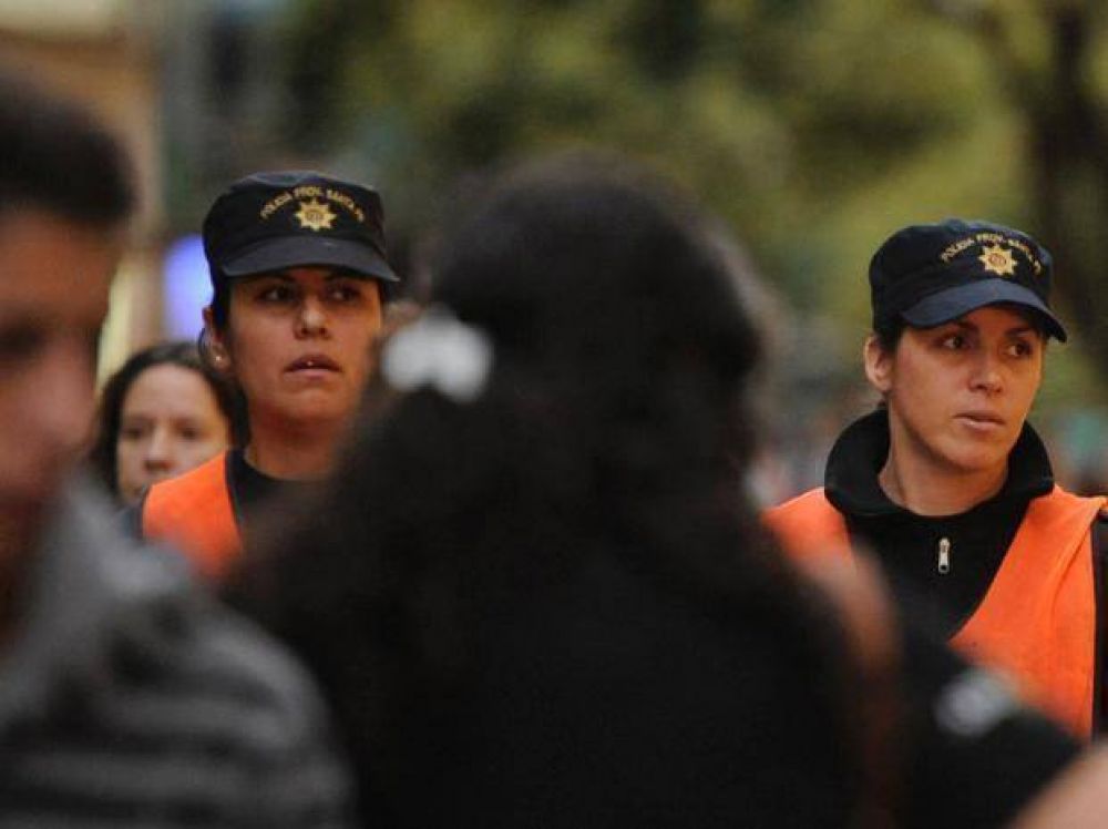 Sumar�n unos 40 polic�as al patrullaje de las calles en la zona de Echesortu
