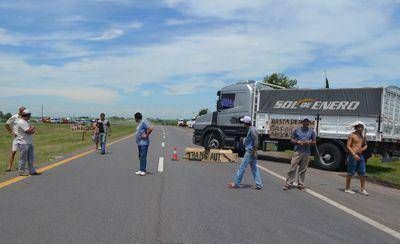 Con cortes intermitentes en la autov�a transportistas autoconvocados reclamaron por el aumento del peajes y el combustible