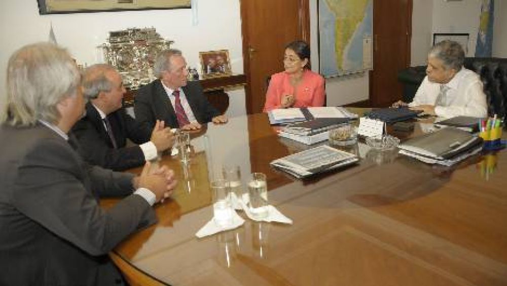 Luc�a firm� convenios para obras en Catamarca por 411 millones de pesos