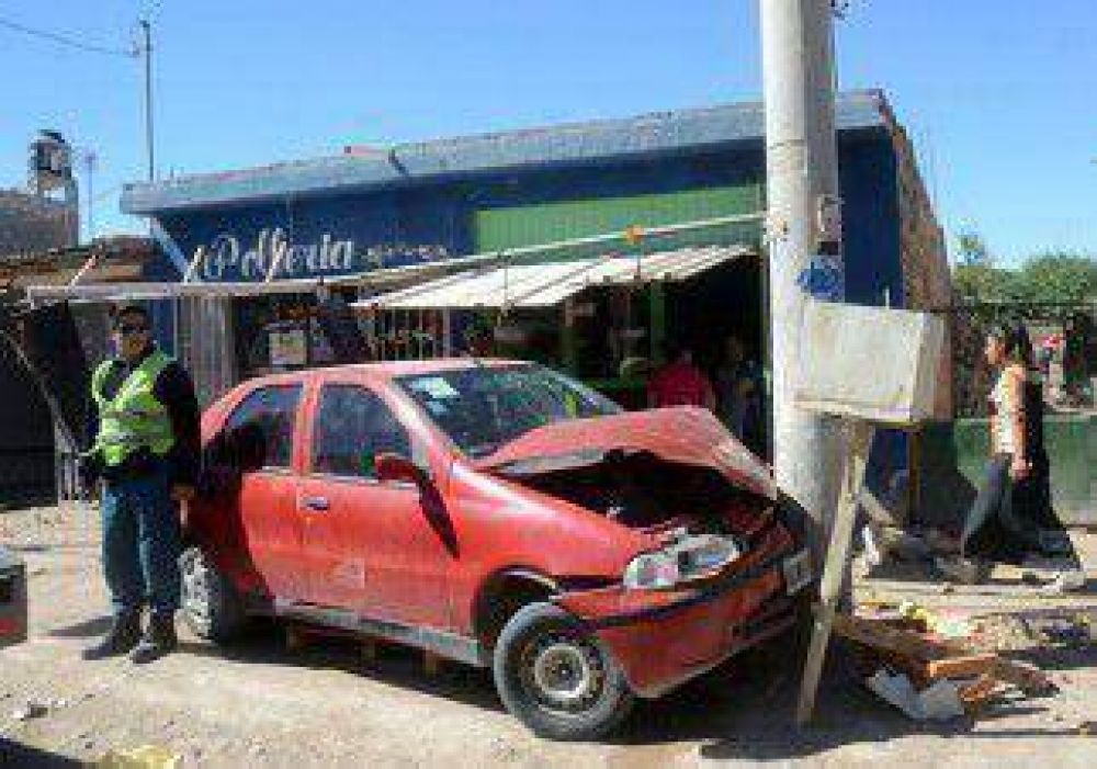 Perdi� el control del auto, choc� un poste y un vecino le baj� un diente 