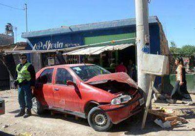 Perdi� el control del auto, choc� un poste y un vecino le baj� un diente 