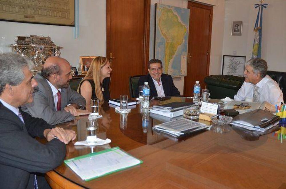 Gestionan la reactivaci�n de obras para la provincia