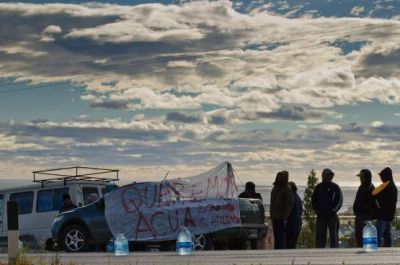 Corte simb�lico de la ruta para pedir agua