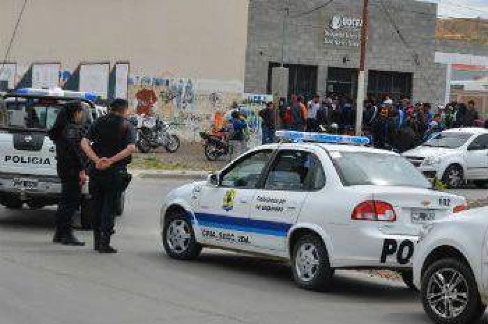 INCIDENTES Y TIROS EN LA SEDE DE LA UOCRA DE CALETA