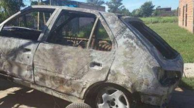 Asesinan a un hombre y prenden fuego su auto