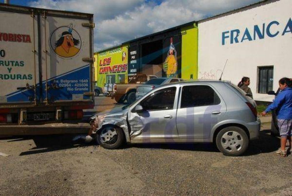 Conductor herido tras choque y terminar estrellado contra un cami�n