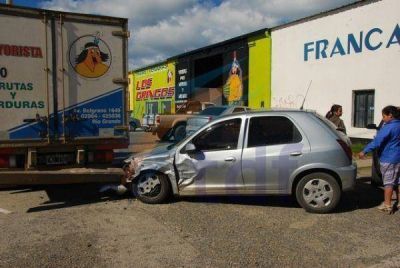 Conductor herido tras choque y terminar estrellado contra un cami�n