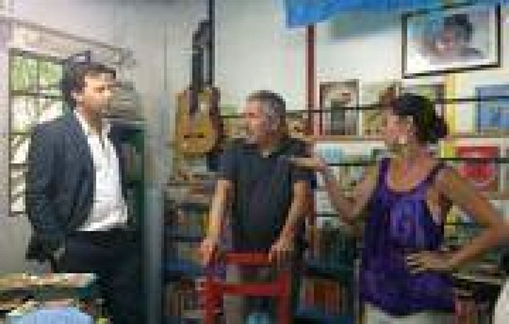 La Plata: Senador Martini visit� la Biblioteca "Del otro lado del �rbol", que fue saqueada, y se comprometi� para ayudar