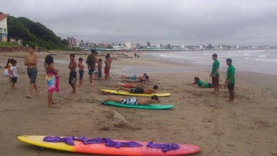 Chicos de distintos barrios aprendieron a surfear en forma gratuita
