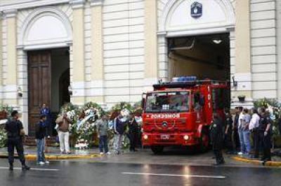 Los cuarteles de todo el pa�s homenajean a los bomberos fallecidos en Barracas