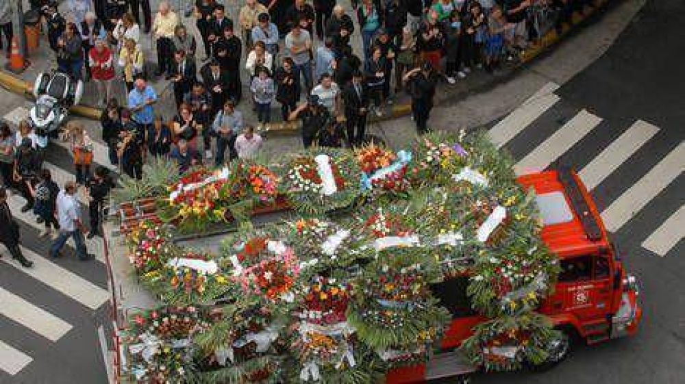 Emotivo adi�s a los bomberos que murieron en la tragedia