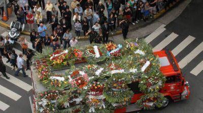 Emotivo adi�s a los bomberos que murieron en la tragedia