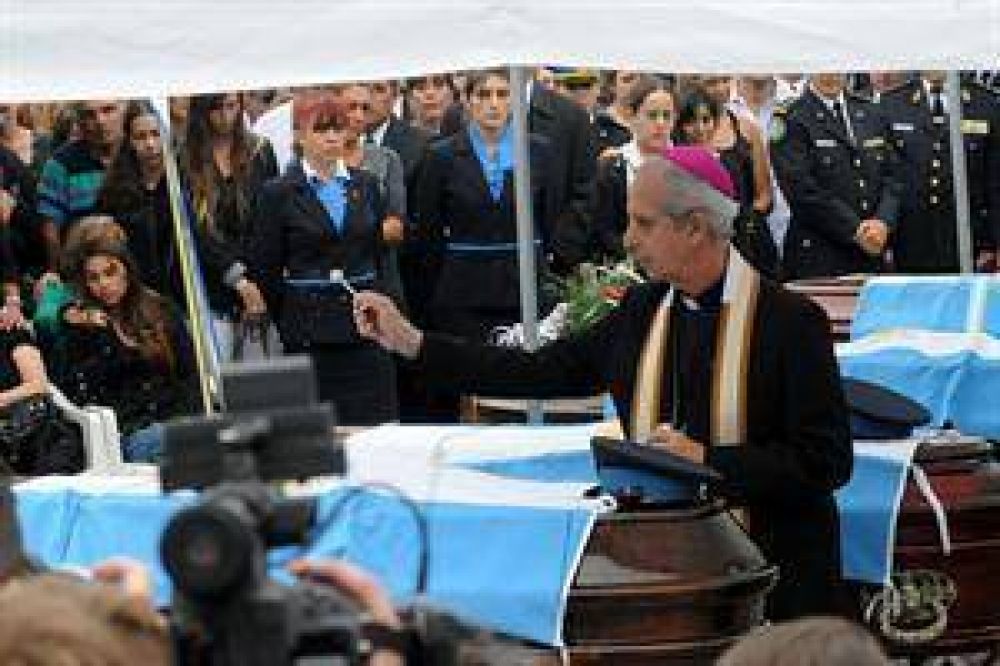�ltimo adi�s a los bomberos: el arzobispo Mario Poli pidi� "tomar el ejemplo de estos valientes"