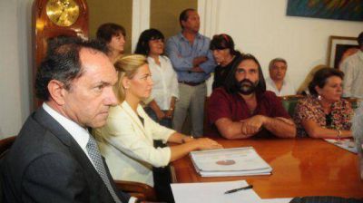 La Provincia convoc� a docentes y estatales, previo a las paritarias