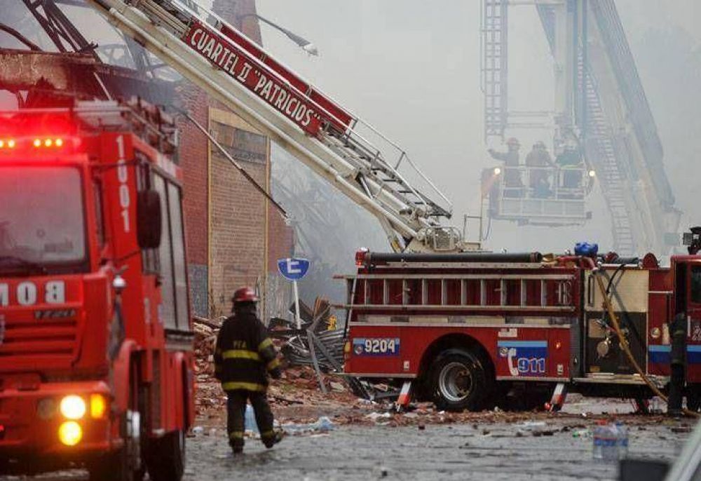 Califican como "extra�o" el incendio y derrumbe en Barracas