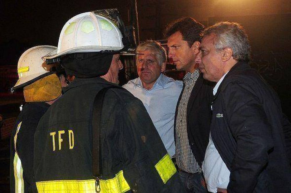 Bomberos apagaron con �xito un incendio en una maderera de Tigre
