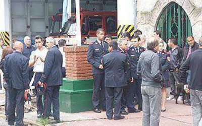 Recordaron al bombero voluntario de Lan�s fallecido en Barracas