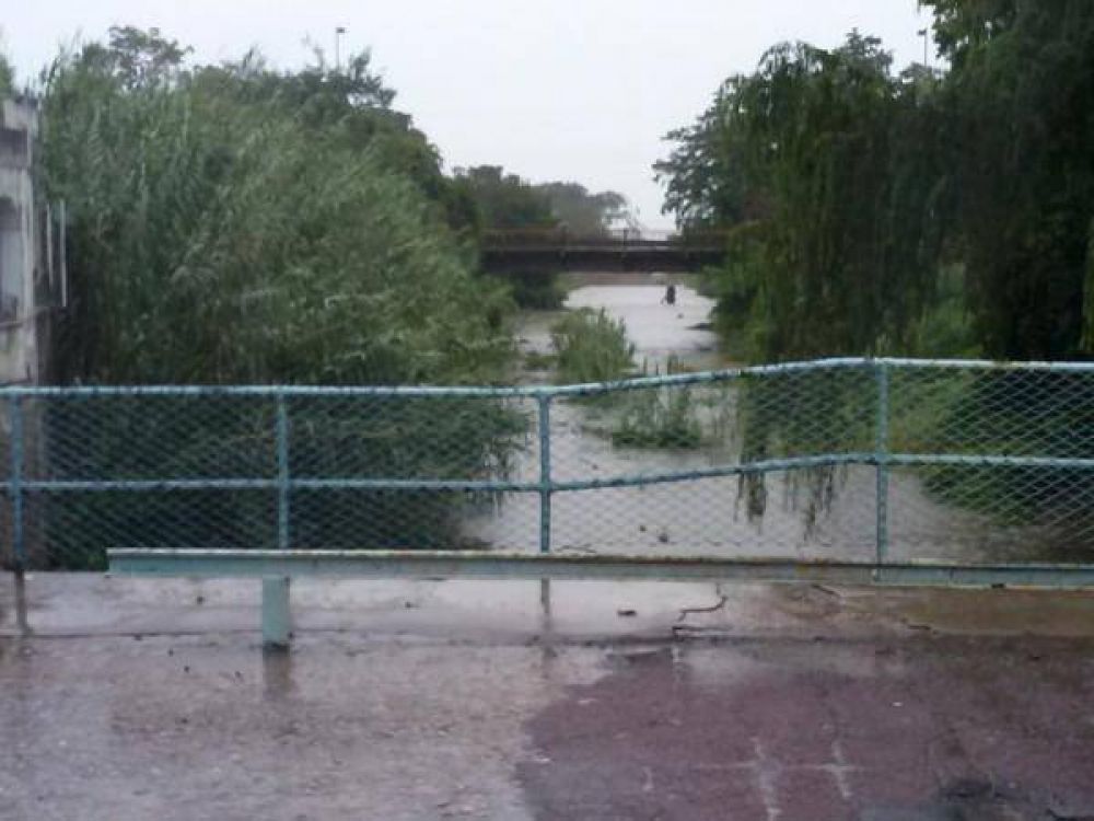 Varias calles y el viaducto se vieron afectados por las lluvias