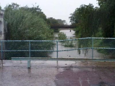 Varias calles y el viaducto se vieron afectados por las lluvias