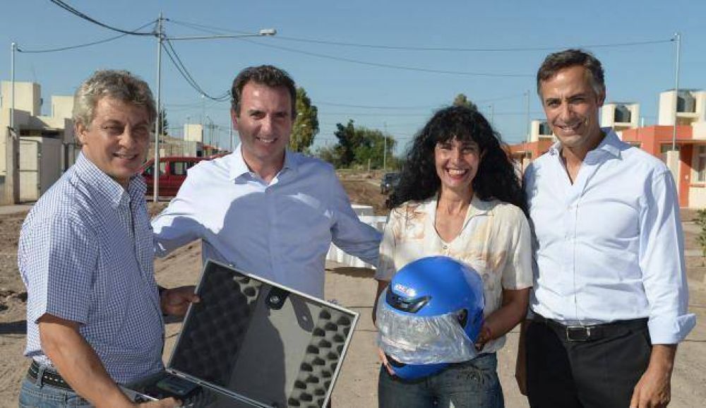 La UESV entreg� un alcohol�metro, una impresora y 25 cascos al departamento de San Mart�n